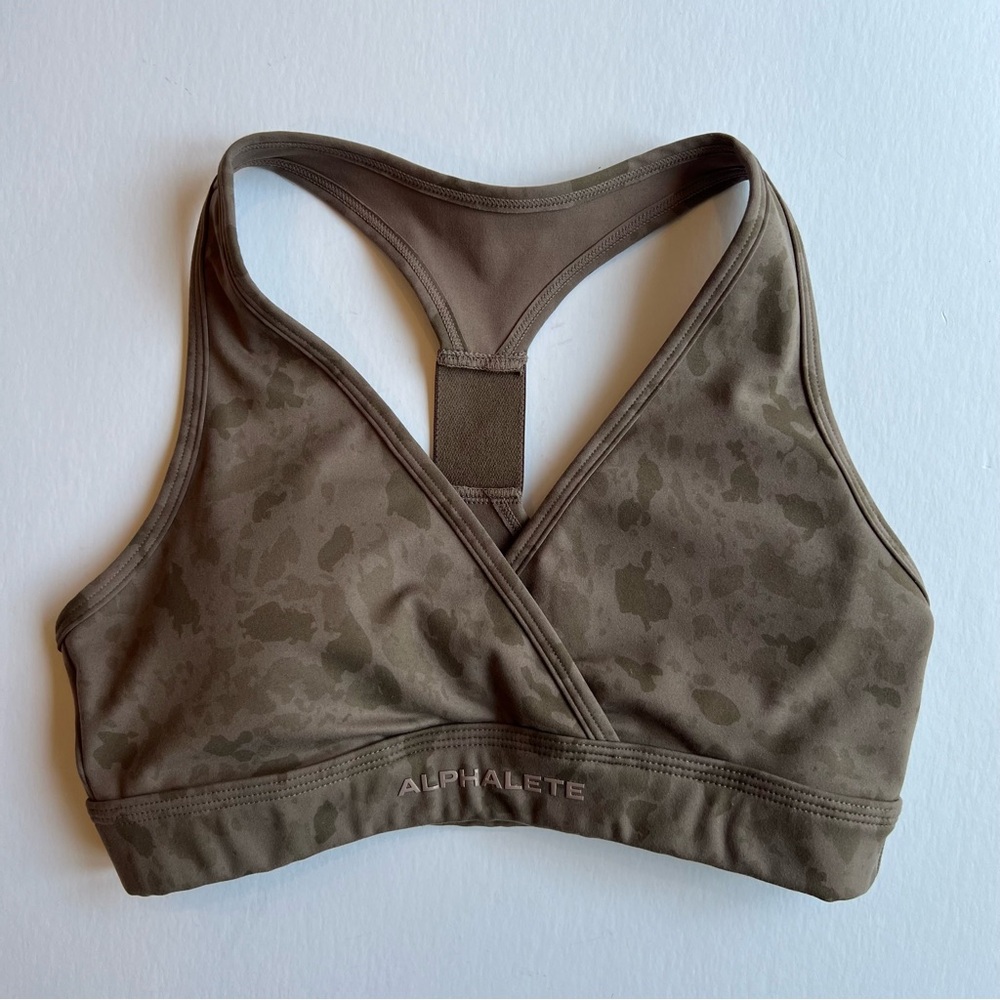 Alphalete Surface Wrap Bra | Size Extra Small | Color Pebble Print Moca